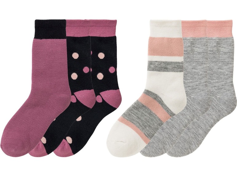 Ein Set mit vier Socken mit Punkten und Streifen.