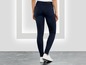 Dunkelblaue Skinny Jeans mit weißen Sneakern