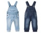 Zwei Paar blaue Jeans-Latzhosen für Babys.
