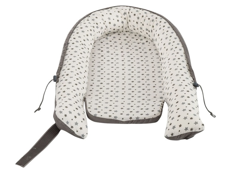 Baby-Nest mit Sternenmuster.