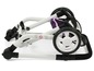 Weißer Kinderwagen mit lilafarbenen Details und großen Rädern.