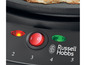 Schwarzer Crêpemaker von Russell Hobbs mit einem Crêpe darauf.