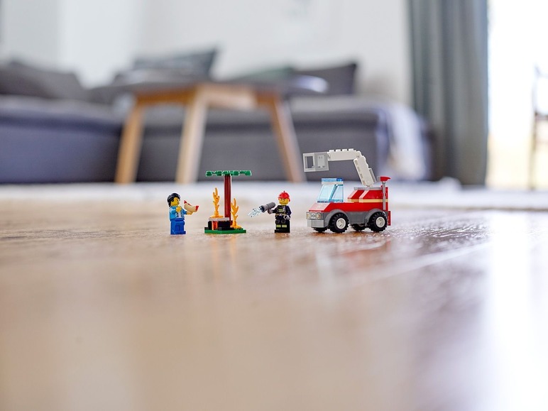 Gehe zu Vollbildansicht: LEGO® City 60212 Feuerwehr beim Grillfest - Bild 5