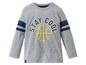 Graues Langarmshirt mit Basketball-Print und 'Stay Cool'-Aufdruck.