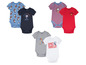 Baby-Bodys mit Weltraum-Motiv, darunter Peanuts-Designs.