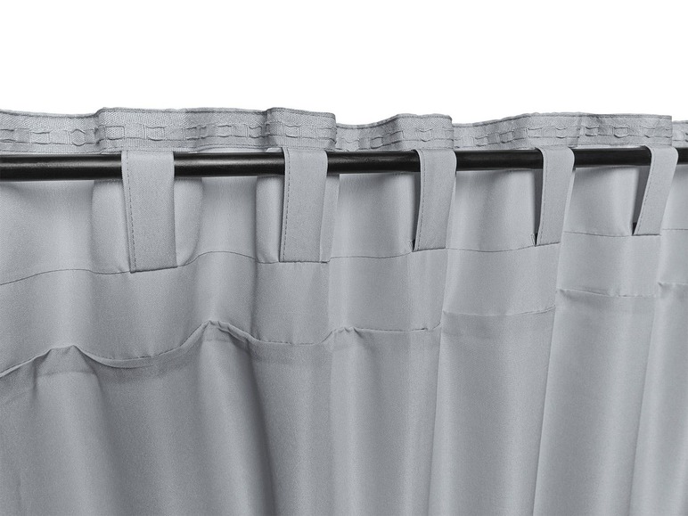 Graue Vorhänge mit Ringen, aufgehängt an einer schwarzen Stange.