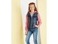 Ein Mädchen trägt eine Jeansjacke mit rosa Ärmeln und Jeans.