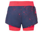Sportshorts mit rosa Unterlage und bedrucktem Oberteil.