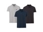 Drei Poloshirts in Grau, Dunkelblau und Schwarz.