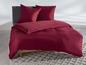 Bordeauxrotes Bettbezug-Set mit Kissenbezügen.