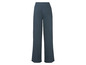 Dunkelblaue, weite Hose für Damen.