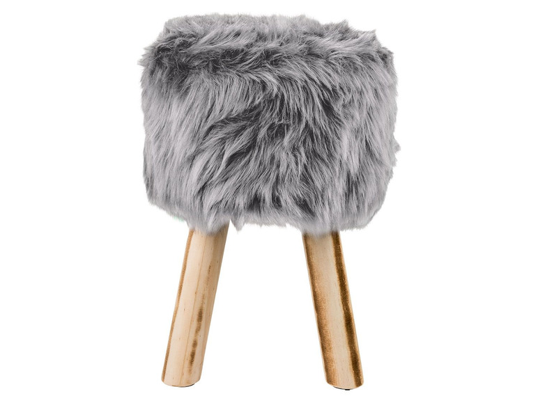 Grauer Fellhocker mit Holzbeinen.