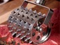 Ein Fleischklopfer aus Metall mit einem geriffelten Rad, um Fleisch zu zart zu machen.