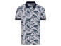 Ein hellgraues Poloshirt mit blauem tropischem Muster.
