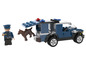 Ein LEGO-Polizist, ein Hund und ein blauer Polizeiwagen.