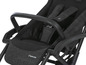 Ein Maxi-Cosi Kinderwagen mit schwarzem Stoffbezug.