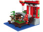 Ein rotes Gebäude mit Drachenmotiv, Ninja-Figuren und einer Wasserbasis aus LEGO-Steinen.