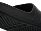 Schwarze Adidas-Sandalen mit Reliefmuster