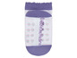 Weiße Babysocken mit lila Streifen und Anti-Rutsch-Punkten.
