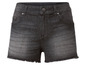 Schwarze Denim Shorts mit Fransen.