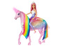 Barbie-Puppe reitet ein rosafarbenes Einhorn mit Regenbogenmähne.