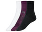 Drei Paar Socken in Weiß, Lila und Schwarz.