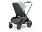 Ein Quinny Kinderwagen mit grauem Gestell und hellblauem Bezug.