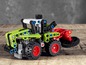 Ein LEGO Technic Traktor mit einem Mäher.