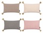 Vier Kissen mit Quasten, beige, weiß, grau und rosa.