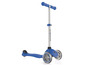 Blauer Globber Tretroller mit drei Rädern.