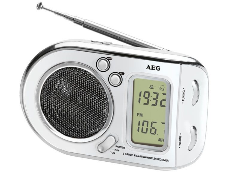 Ein silbernes AEG-Radio mit digitaler Uhr und FM-Empfänger.