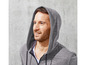 Mann in einem grauen Kapuzenpullover.