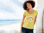 Frau in einem gelben T-Shirt mit dem Aufdruck 'Girls just wanna have sun'.