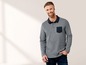 Mann trägt ein graues Poloshirt mit langen Ärmeln und einer schwarzen Brusttasche.