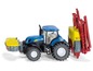 Ein blauer New Holland Traktor mit einer gelben Sprühmaschine und einem roten Sprüher.