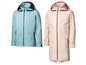 Zwei Regenjacken mit Kapuze, eine blaue und eine rosafarbene.