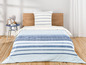 Ein gestreiftes Bettbezug mit passendem Kissenbezug in Blau- und Weißtönen.
