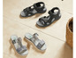Schwarze und silberne Sandalen für Frauen.
