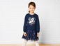 Ein Mädchen trägt ein blaues Kleid mit Frozen-Motiv und einem Tüllrock.