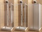Drei Duschkabinen mit verschiedenen Glasmustern.