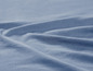 Nahaufnahme eines hellblauen Baumwollstoffs.