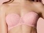 Ein rosa, trägerloser BH aus Spitze.