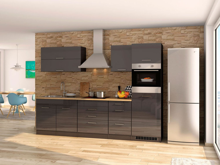 Eine moderne Küche mit Backofen, Geschirrspüler und Kühlschrank.