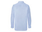 Hellblaues Hemd mit langen Ärmeln.