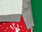 Ein grauer Pullover mit einem rot-weißen Rentier-Muster.
