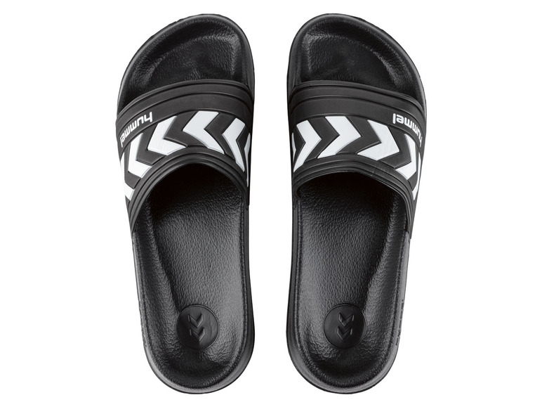 Schwarze Hummel-Badeschlappen mit weißem Chevron-Muster.