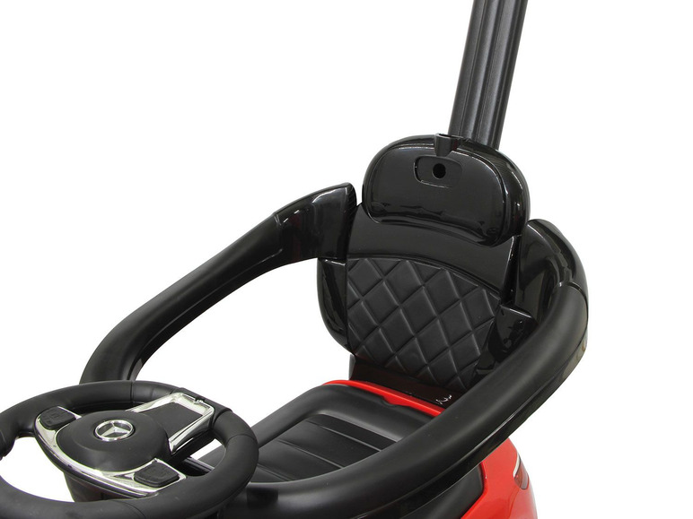 Ein roter Kinderwagen mit Lenkrad und Sitz