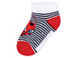 Weiße Babysocken mit blauen und roten Streifen und einem roten Marienkäfer-Motiv