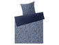 Ein blauer Bettwäsche-Set mit Paisley-Muster.