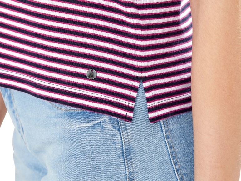 Ein gestreiftes Damenpolo in Dunkelblau und Rosa mit einem kleinen Logo.